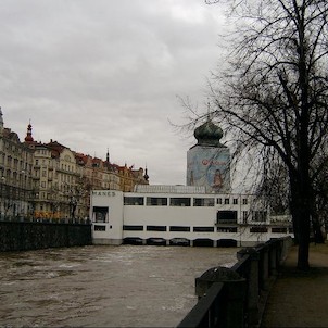 Od severu, Mezi zahraniční členy spolku Mánes patřili nejvýznamnější umělci a architekti 20. století jako Henri Matisse, Pablo Picasso, Marc Chagal, Salvador Dali, Frank Lloyd Wright, Le Corbusier, Walter Gropius a další.