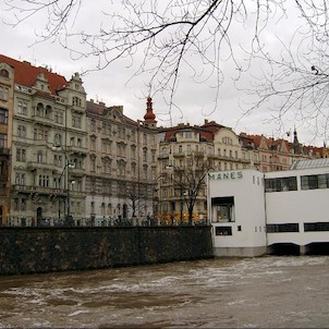 Mánes a rozvodněná Vltava