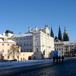 Arcibiskupský palác, Po roce 1538 zde na místě osmi měšťanských domů vystavěl svoji rezidenci sekretář České komory a důvěrník Ferdinanda I. Florián Gryspek z Gryspachu (Griespek z Griesbachu). V roce 1541 přerušil stavbu požár Malé Strany a Hradčan, k do