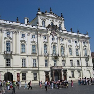 Arcibiskupský palác, Pałac Arcybiskupi . Pałac kupił w 1562 Fedynand I pozakończeniun wojen husyckich dla pierwszego katolickiego arcybiskupa. Fasada rokokowa proj. Jphanna Josepha Wircha około 1760. Nad wcześniejszym portalem z XVII - herb arcybiskupa An