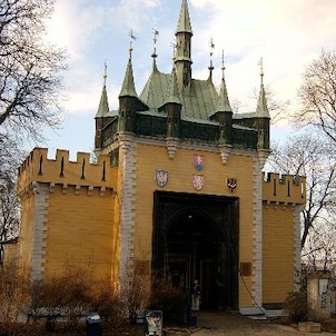 Bludiště na Petříně, Původně bylo v předních místnostech stavby kruhové panoráma s dvaceti průzory na zhruba stech střídajících se stereoskopických diapozitivů zajímavých českých lokalit. Také zde byla výstava turistické a publikační činnosti klubu a výst