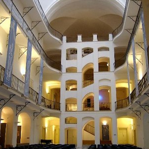 Interiér muzea, Sídlo Českého muzea hudby se nachází v bývalém barokním kostele sv. Máří Magdaleny na Malé Straně.