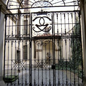 Pohled do dvora, Na malém vstupním dvorku se proti vjezdu nachází barokní mříží chráněná kašna, v jejíž nice je umístěna socha Tritona, rovněž od M. B. Brauna.