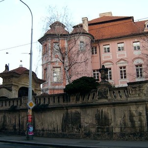 Dienzenhoferově vstupní brána, Nelze se nezmínit o sousední překrásné barokní Dienzenhoferově vstupní bráně do zahrady při kostele.