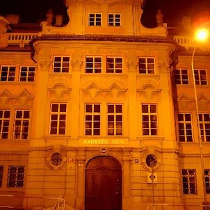 Faustův dům v noci