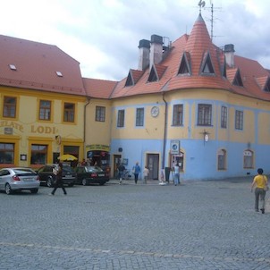 hotel u zlaté lodi a dům u modré hvězdy