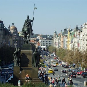 pohled od pomníku na Václavské náměstí