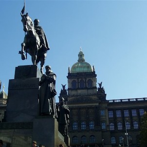 pomník svatého Václava s Národním muzeem v pozadí