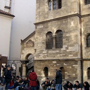 Před synagogou