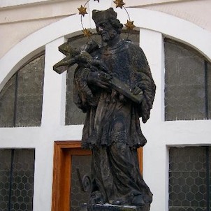 Sv.Jan Nepomucký, V nádvoří před vchodem do kostela stojí socha sv. Jana Nepomuckého a Petra z Alkantary z roku 1715 od Jana Oldřicha Mayera.