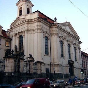 barokní kostel, Na nároží ulice Resslovy a Na Zderaze byl postaven v letech 1730 - 36 barokní kostel podle projektu Kiliána Ignáce Dienzenhofera a Pavla Ignáce Bayera.
