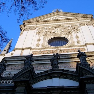 Detail průčelí, Monumentální barokní jezuitský chrám z let 1665 – 1670 byl postavený podle Carla Luraga. Představený portikus je dílem Pavla Ignáce Bayera, který postavil i kostelní věž.