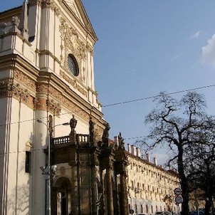Kostel Sv.Ignáce, V interiéru se nachází bohatá štuková výzdoba, soudobé oltáře a sochy světců. Zařízení pochází převážně z doby kolem roku 1770.