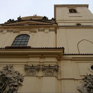 Průčelí, Ke kostelu sv. Jakuba se váže pověst : soška Panny Marie na hlavním oltáři byla považována za zázračnou a proto byla uctívána a ověšována dary. Jednou se zloděj nechal zamknout v kostele, neboť chtěl dary ukrást. Když chtěl vzít šňůru s dukáty, r