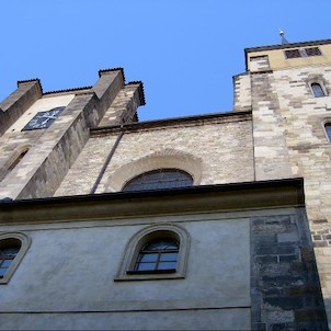 Kostel Sv.Jiljí, Původně románský kostel s kapitulou byl připomínán již v roce 1238. Dnešní gotický kostel postavil biskup Jan z Dražic a arcibiskup Arnošt z Pardubic, jejichž erby jsou na průčelí. Kostel byl budován v letech 1310-1371. Na vnější části ko