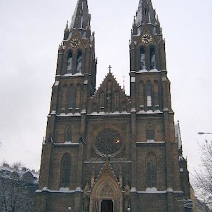 Průčelí kostela v zimě