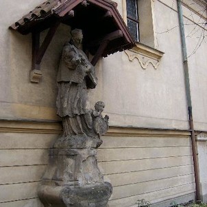 Socha Sv.Jana Nepomuckého, U kostela stojí socha svatého Jana Nepomuckého z roku 1725.