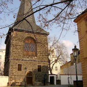 Zvonice u kostela Sv.Štěpána, Od kostela až k novoměstským hradbám rozkládal se hřbitov, snad největší v Praze, který měl původně sloužit poutníkům, kteří zemřeli na cestě za svatými ostatky. Jako součást kostela stojí na pozemku bývalého hřbitova, zřízen