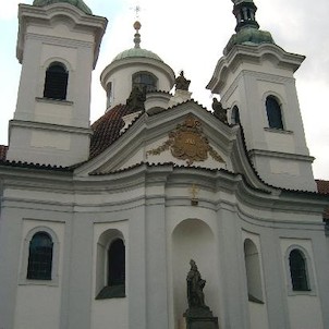 Petřínský Kostel Sv.Vavřince, Barokní sakrální stavba na temeni vrchu Petřína byla dokončena architektem Ignácem Palliardim v roce 1770. Jejím předchůdcem byl románský jednolodní kostelík připomínaný roku 1135 a podle pověsti založený knížetem Boleslavem