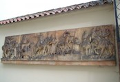 reliéf na ohradní zdi