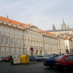 Lichtenštejnský palác - Ledebourský, Stavební historii paláce lze datovat od požáru Malé Strany v roce 1541, kdy shořelo 155 domů a zachováno zůstalo pouhých 78. Některé dosud zachované části, kupříkladu zbytek hranolové věže na jižním konci, jsou ještě s