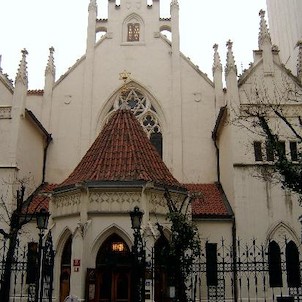 Maiselova synagoga, Svatyně je obklopena ze tří stran domy a zaujímá obdélnou parcelu s hlavním průčelím do Maiselovy ulice.