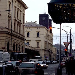 Pohled z Hybernské, Nádraží tvoří odjezdová třípatrová budova se dvěma věžemi při Hybernské ulici a příjezdová při Havlíčkově ulici.s dvoranou se skleněným stropem a proskleným průčelím.