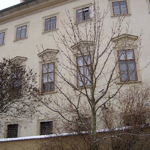Z Nostické zahrady, Nostický palác je raně barokní čtyřkřídlá budova se dvěma dvory. Na levé straně od palácového průčelí za Nosticovou ulicí leží Nostická zahrada, která dosahuje až k Čertovce.