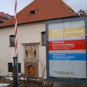 Muzeum - Podskalská celnice na Výtoni, ZANIKLÉ PODSKALÍ - VORY A LODĚ NA VLTAVĚ Nová expozice byla otevřena v roce 2003 a má 4 části: 1. oddíl – Voroplavba na Vltavě 2. oddíl - Z dějin Podskalí 3. oddíl - Nákladní plavba na Vltavě 4. oddíl – Pražská osobn