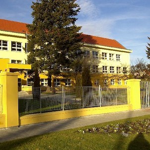 Ruzyně - škola 1, Vesnice Ruzyně je připomínána již v zakládací listině kláštera v Břevnově, hlásící se do roku 993. V majetku kláštera zůstala do roku 1420, pak byla nějaký čas v majetku pražských měšťanů a od 16. století patřila pražskému purkrabství. Z