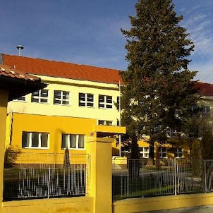 Ruzyně - škola 2, Vesnice Ruzyně je připomínána již v zakládací listině kláštera v Břevnově, hlásící se do roku 993. V majetku kláštera zůstala do roku 1420, pak byla nějaký čas v majetku pražských měšťanů a od 16. století patřila pražskému purkrabství. Z