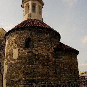 Rotunda Sv.Lonqina, Původní románská kaple, štíhlá válcová stavba zaklenutá kupolí s lucernou a apsidou, byla v 17. st. na západní straně rozšířena o podélnou barokní loď. Současně byla přestavěna barokně i její střešní lucerna, která dostala osmiboký tva