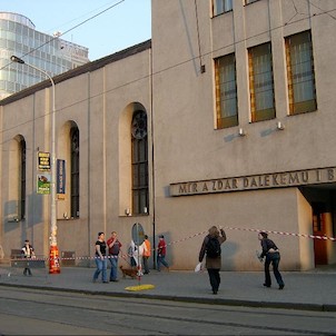 Synagoga po rekonstrukci, Rekonstrukce byla zahájena v dubnu 2002. Po půlstoletí byl odhalen důkladně zabedněný aron ha-kodeš v synagoze i menší svatostánek v modlitebně, oba byly demontovány a restaurovány v dílnách firmy Reinex. Stavební práce pokračova