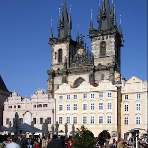 Velikonoční trhy na náměstí, V pozadí Týnský Chrám