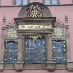 Staroměstské náměstí, Křížov dům s renesančním oknem s nápisem Praga caput regni