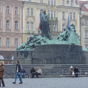 Staroměstské náměstí, Mistr Jan Hus - Staroměstské náměstí, autor Ladislav Šaloun, architektonická spolupráce Antonín Pfeiffer, kovolijecké práce provedla brandýská firma Srpek. Myšlenku na vybudování pomníku navrhl Vojta Náprstek, který byl předsedou pří