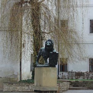 Strahovský klášter, Lev s československým znakem - Hradčany, na nádvoří Strahovského kláštera je socha umístěna od r. 1987. Vytvořil ji Bohumil Kafka. Při tvorbě měl v ateliéru v kleci živý model lva.