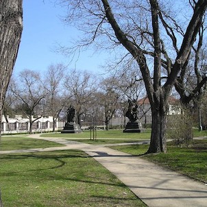 Park s Myslbekovými sochami