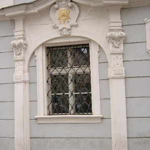 Okno a zdobený portál