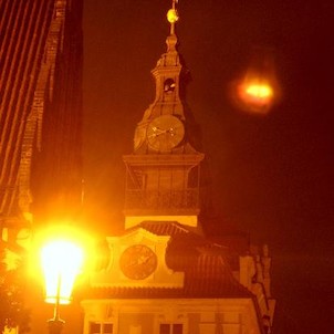 Věž radnice v noci