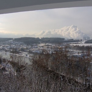 pohled na město a věže Temelína