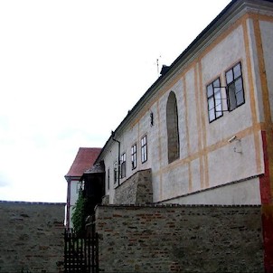Zlatá Koruna, budova kláštera