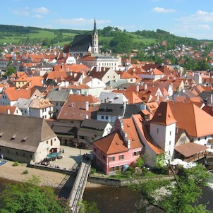 Český Krumlov s dominantou kostelem svatého Víta