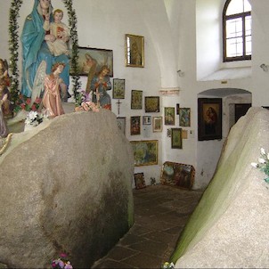 Svatý Kámen, Uvniř kostela