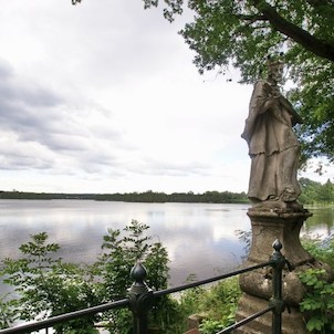 Svatý na mostě přes výpust rybníka
