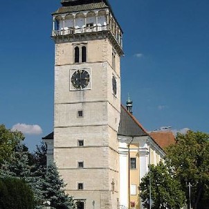 Věž kostela sv. Vavřince v Dačicích