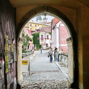 Pohled ze zámecké brány do města