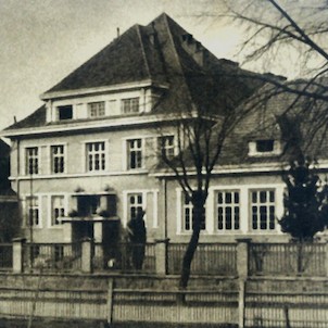 Škola po dokončení v roce 1924