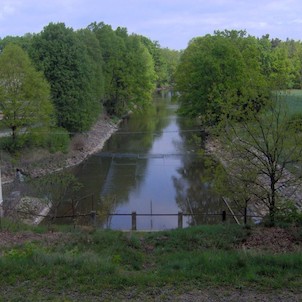 Řeka Lužnice vytékající z Rožmberka