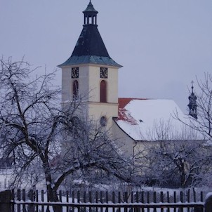 Kovářovský kostel Všech svatých v zimě